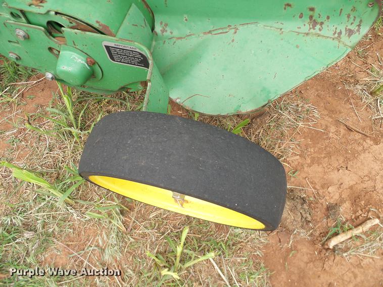 image for item DD8178 2001 John Deere 567 Mega Wide round baler