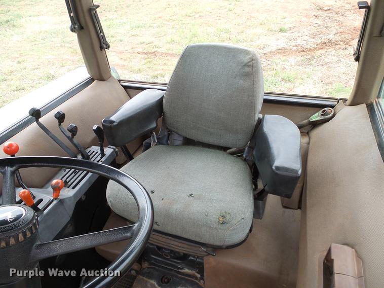 image for item DD8180 1990 John Deere 2355 tractor