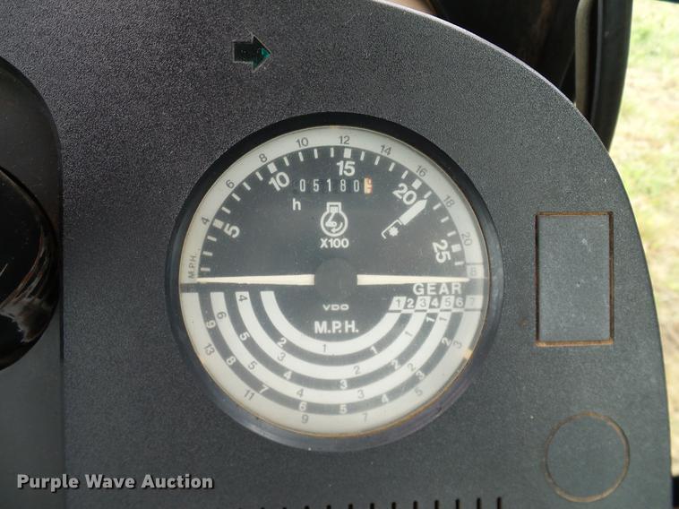 image for item DD8180 1990 John Deere 2355 tractor