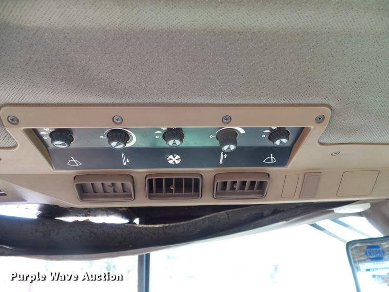 image for item DD8180 1990 John Deere 2355 tractor