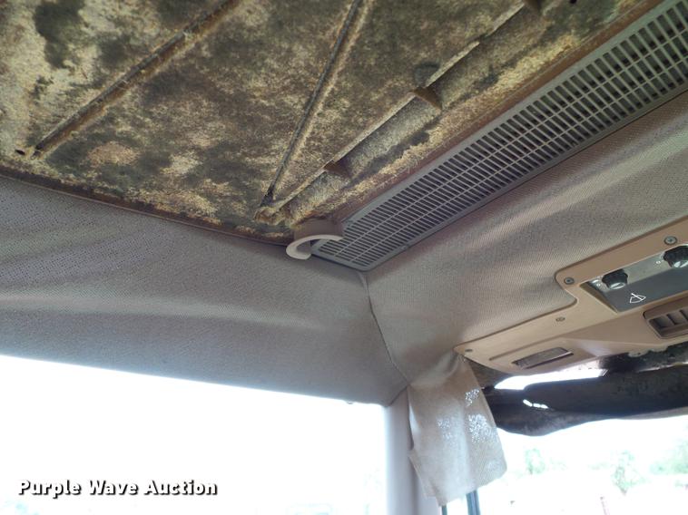 image for item DD8180 1990 John Deere 2355 tractor