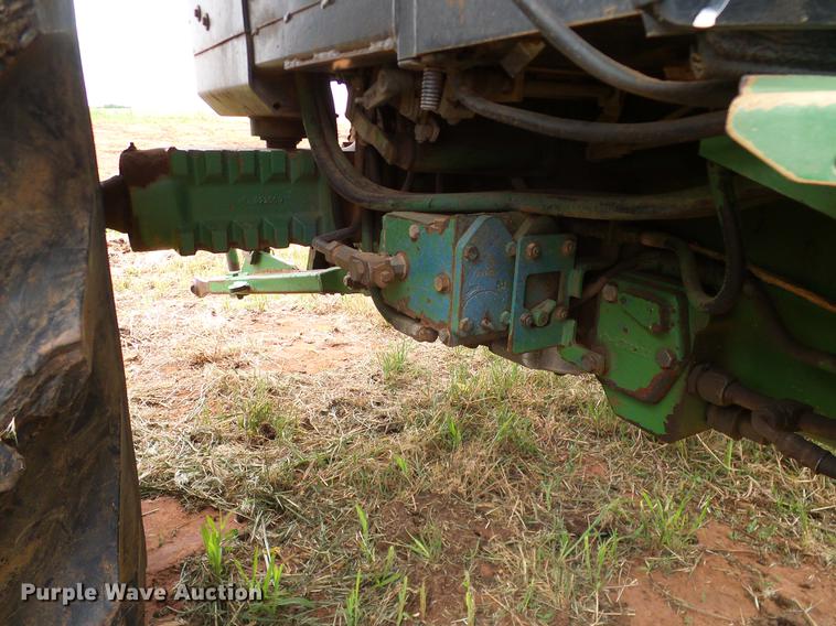image for item DD8180 1990 John Deere 2355 tractor
