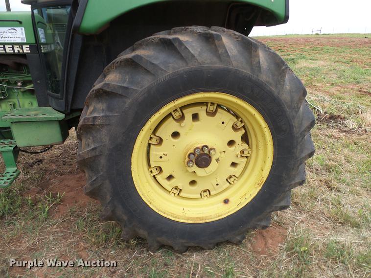 image for item DD8180 1990 John Deere 2355 tractor