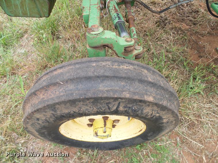 image for item DD8180 1990 John Deere 2355 tractor