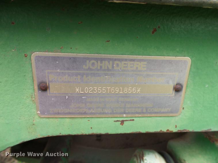 image for item DD8180 1990 John Deere 2355 tractor