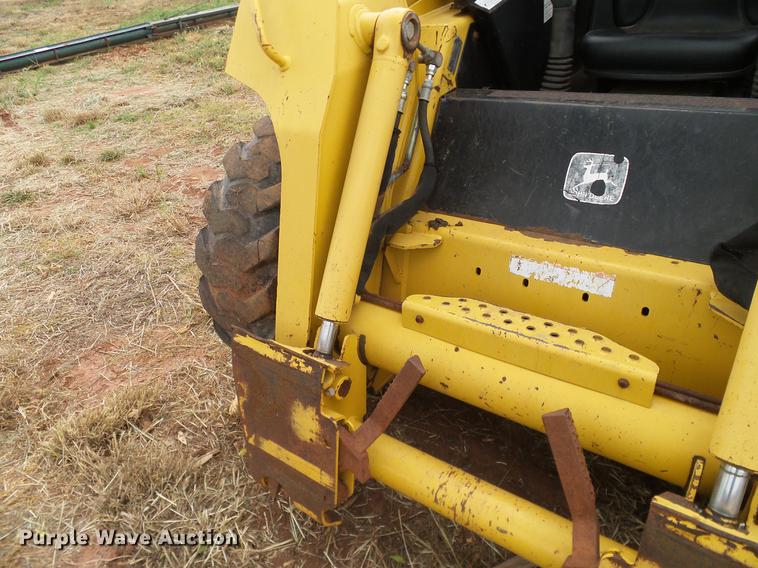 image for item DD8181 2000 John Deere 260 skid steer