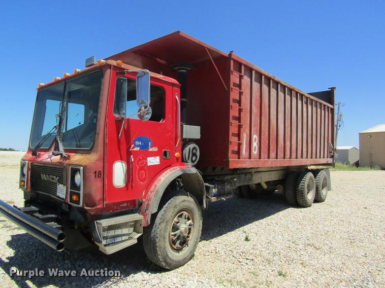 image for item DD8487 1993 Mack MR688S silage truck