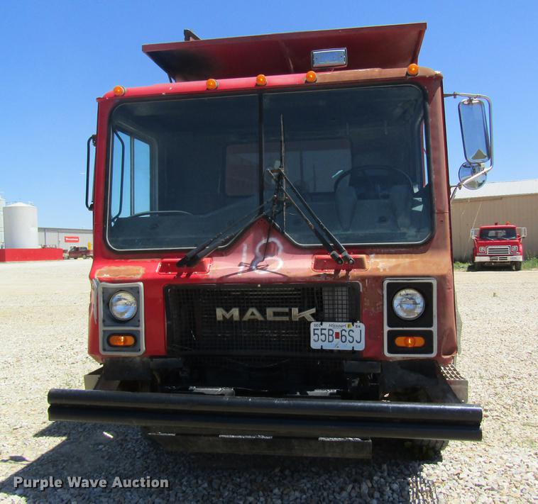 image for item DD8487 1993 Mack MR688S silage truck