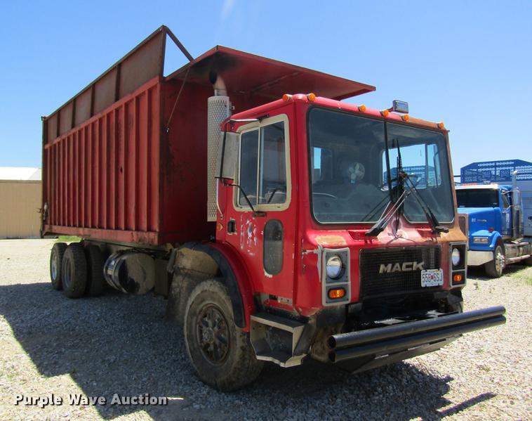 image for item DD8487 1993 Mack MR688S silage truck