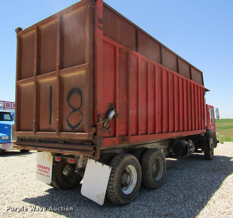 image for item DD8487 1993 Mack MR688S silage truck