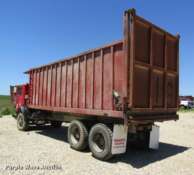 image for item DD8487 1993 Mack MR688S silage truck