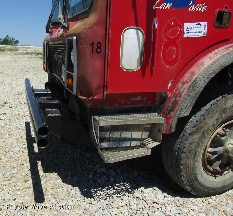 image for item DD8487 1993 Mack MR688S silage truck
