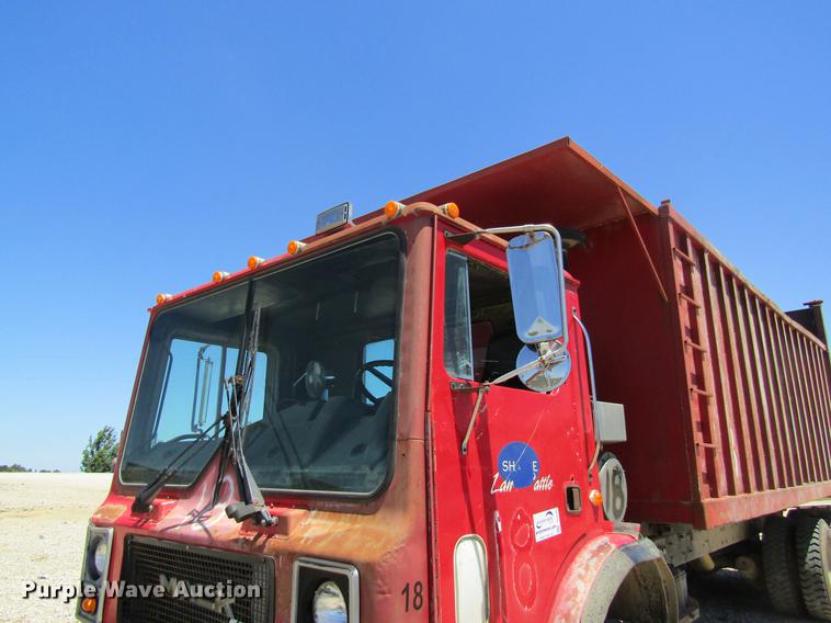 image for item DD8487 1993 Mack MR688S silage truck