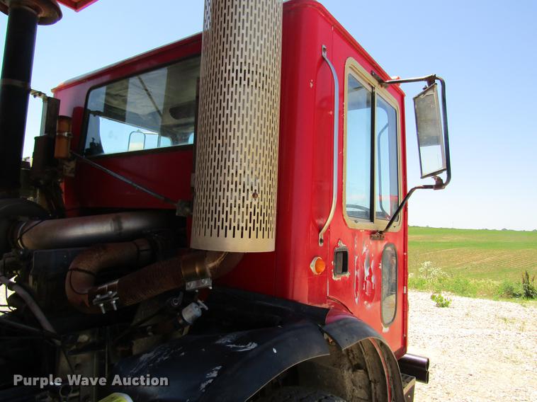 image for item DD8487 1993 Mack MR688S silage truck