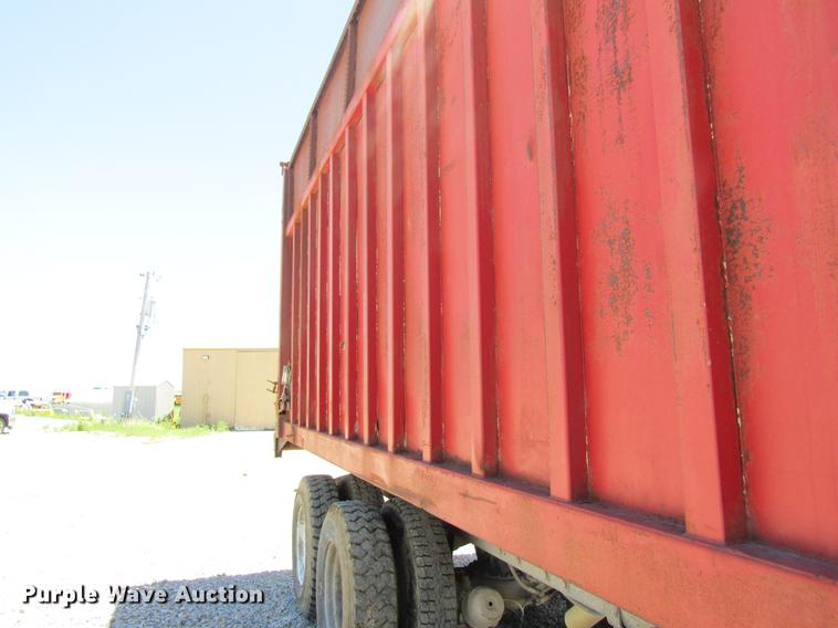 image for item DD8487 1993 Mack MR688S silage truck