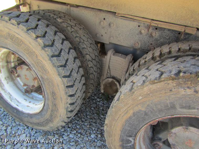 image for item DD8487 1993 Mack MR688S silage truck