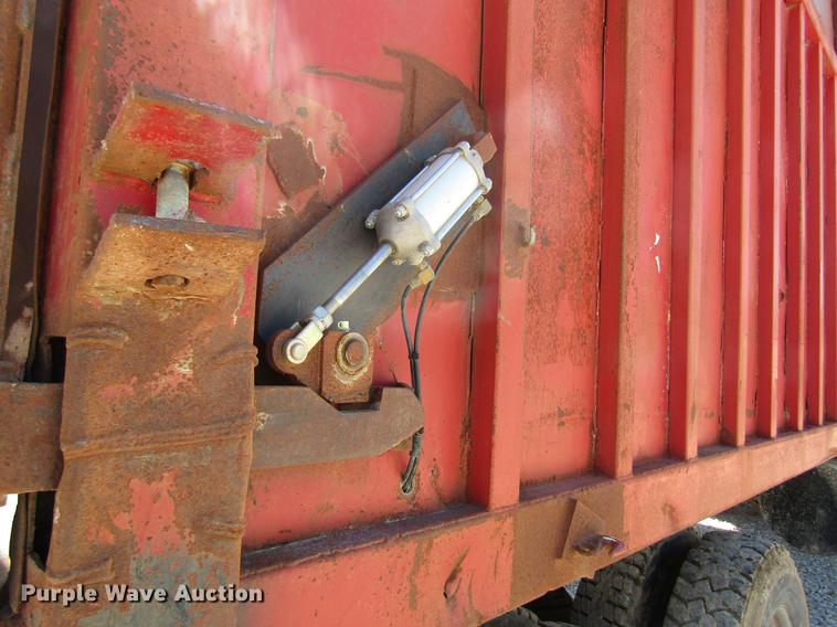 image for item DD8487 1993 Mack MR688S silage truck