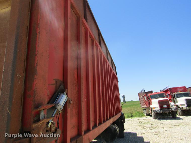 image for item DD8487 1993 Mack MR688S silage truck