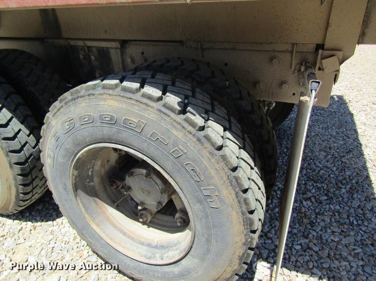 image for item DD8487 1993 Mack MR688S silage truck