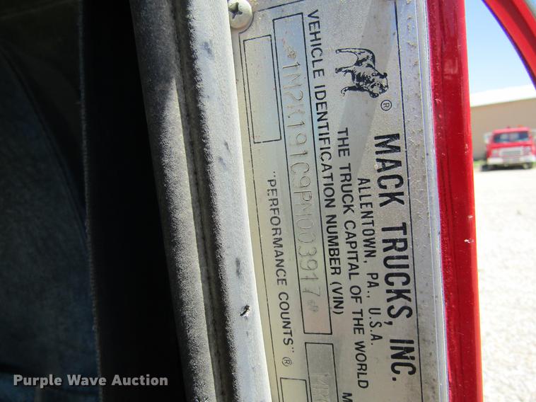 image for item DD8487 1993 Mack MR688S silage truck