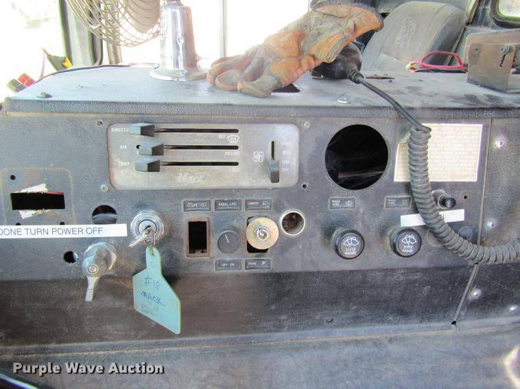 image for item DD8487 1993 Mack MR688S silage truck