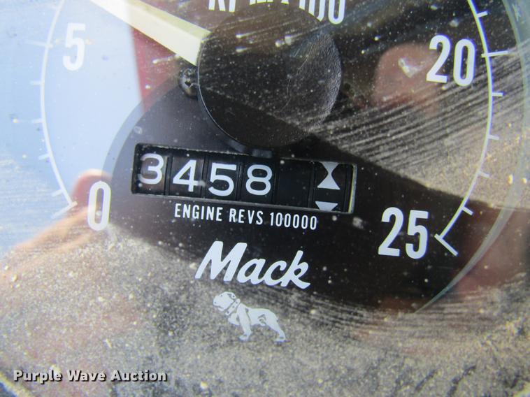 image for item DD8487 1993 Mack MR688S silage truck