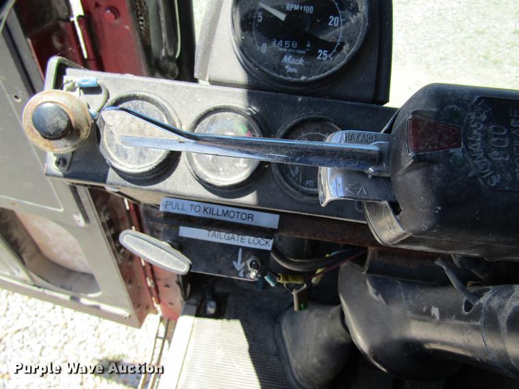 image for item DD8487 1993 Mack MR688S silage truck