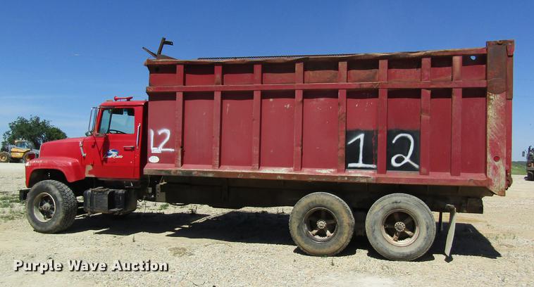image for item DD8492 1979 Ford silage truck