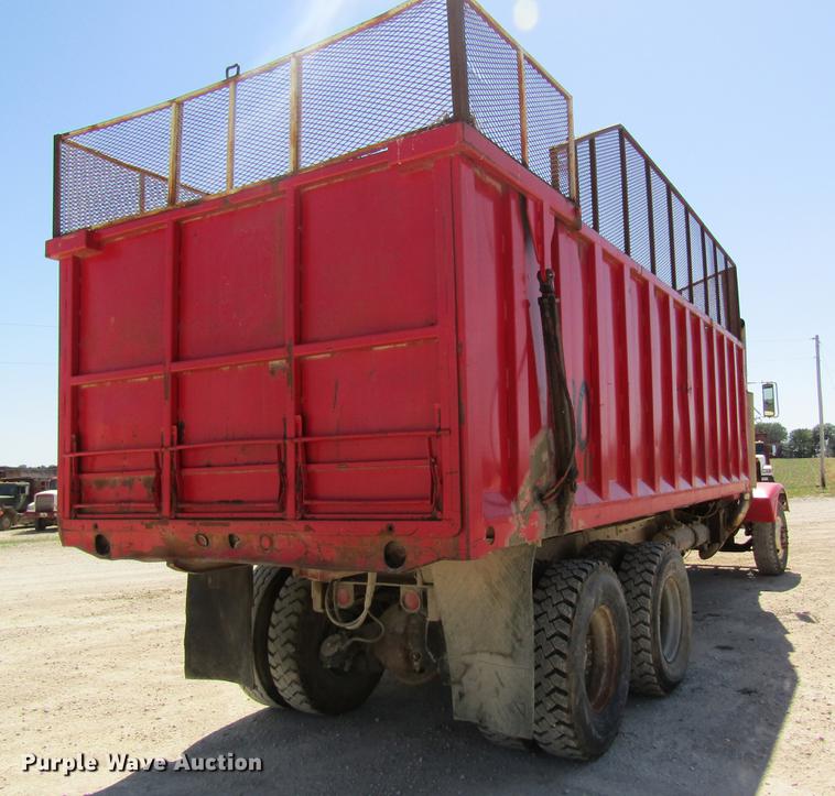 image for item DD8493 1991 Peterbilt 375 silage truck