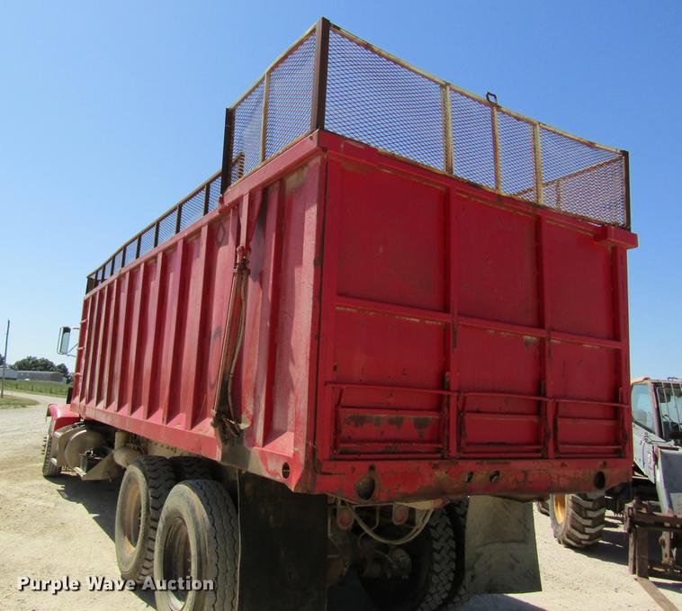 image for item DD8493 1991 Peterbilt 375 silage truck