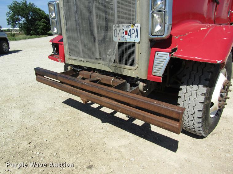 image for item DD8493 1991 Peterbilt 375 silage truck