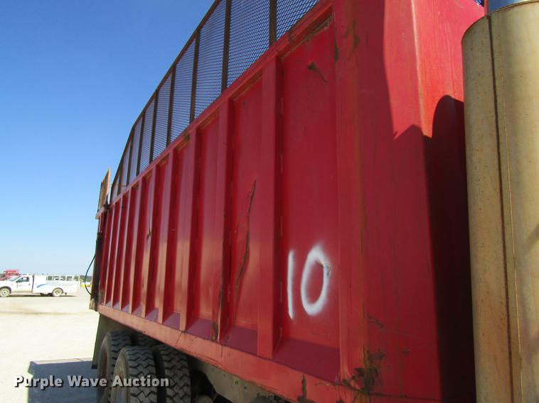 image for item DD8493 1991 Peterbilt 375 silage truck