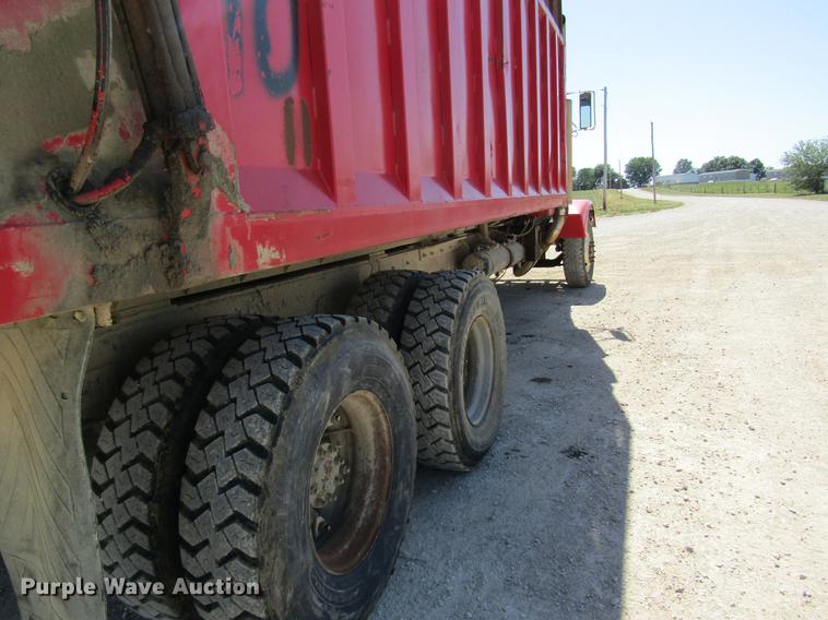 image for item DD8493 1991 Peterbilt 375 silage truck