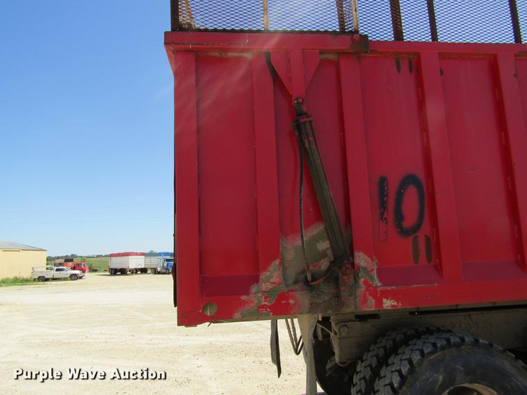 image for item DD8493 1991 Peterbilt 375 silage truck