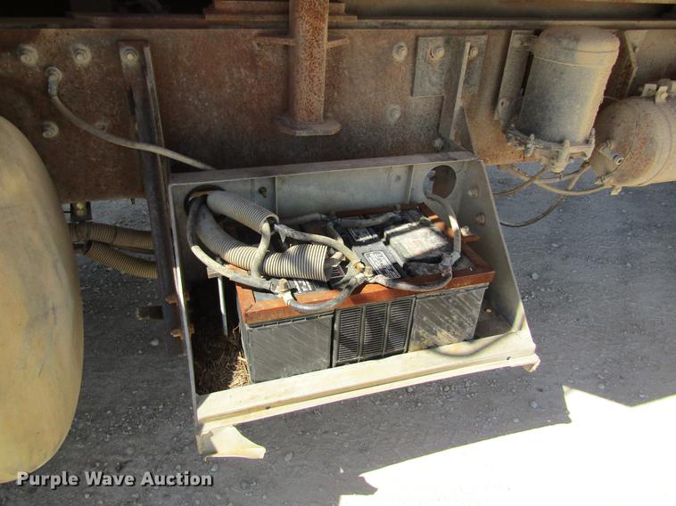 image for item DD8493 1991 Peterbilt 375 silage truck