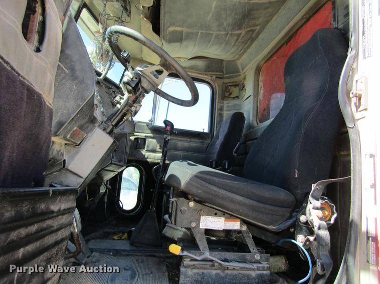 image for item DD8493 1991 Peterbilt 375 silage truck