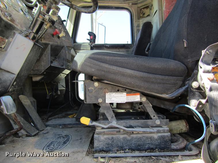 image for item DD8493 1991 Peterbilt 375 silage truck