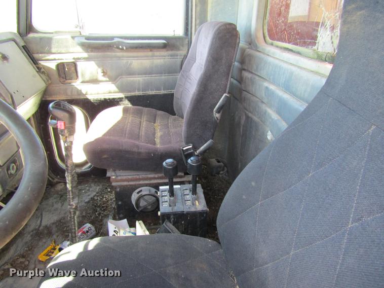 image for item DD8493 1991 Peterbilt 375 silage truck