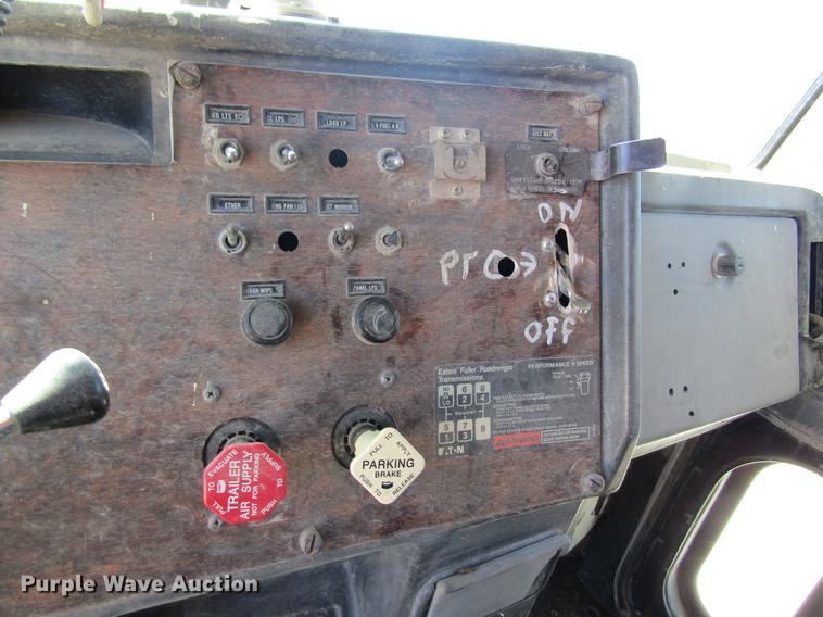 image for item DD8493 1991 Peterbilt 375 silage truck