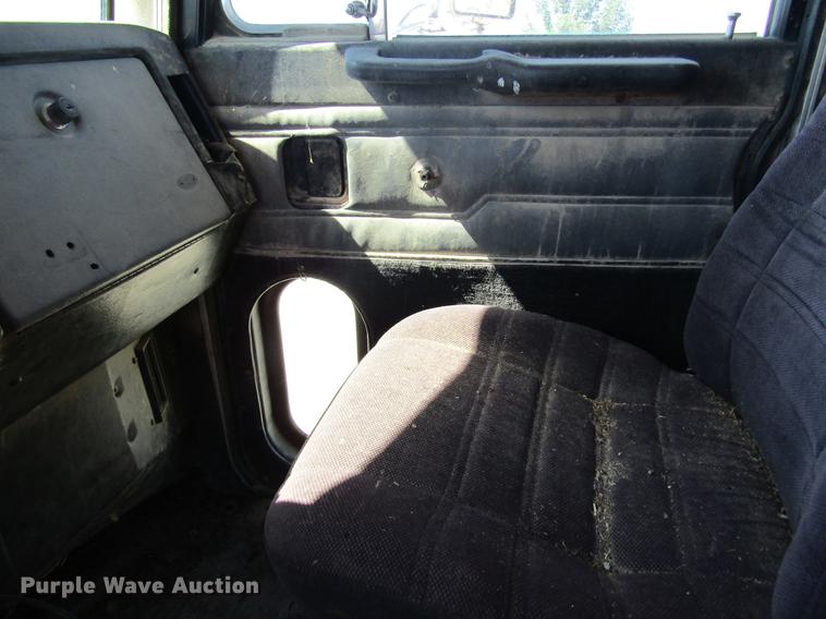 image for item DD8493 1991 Peterbilt 375 silage truck