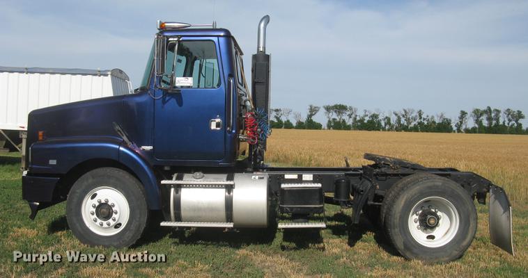 image for item DE2949 1994 White Gmc WG semi truck