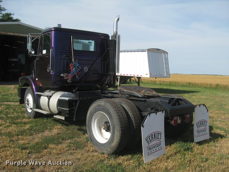 image for item DE2949 1994 White Gmc WG semi truck