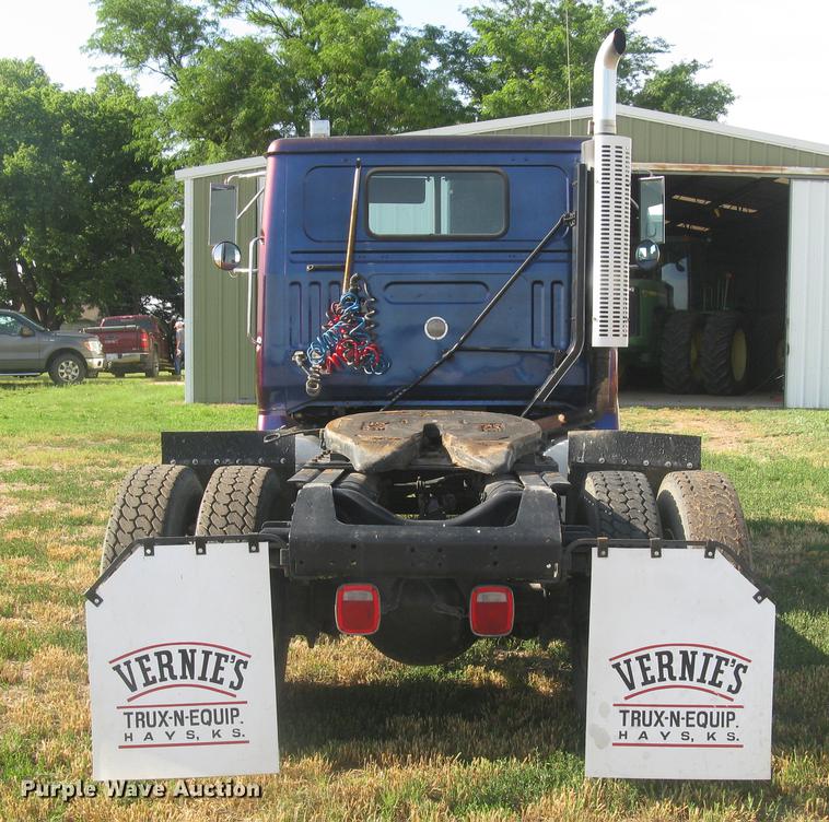 image for item DE2949 1994 White Gmc WG semi truck