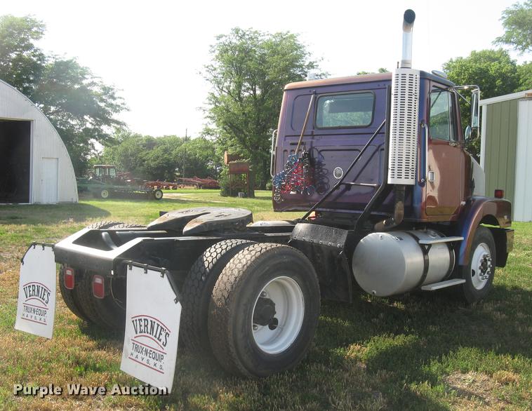 image for item DE2949 1994 White Gmc WG semi truck