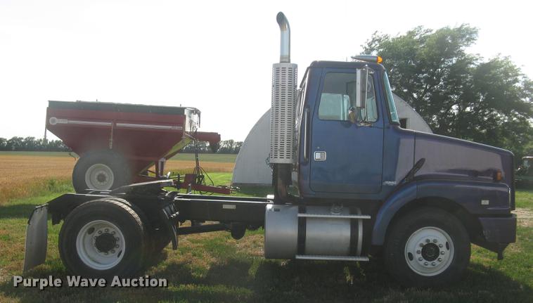 image for item DE2949 1994 White Gmc WG semi truck