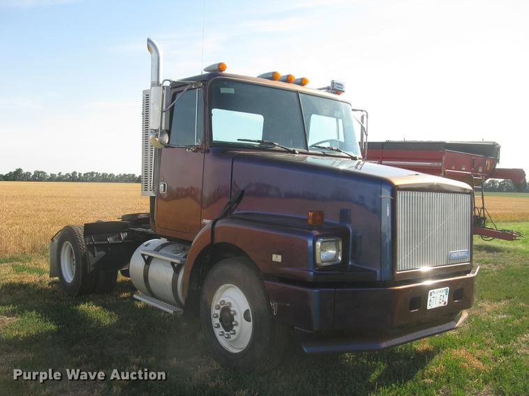 image for item DE2949 1994 White Gmc WG semi truck