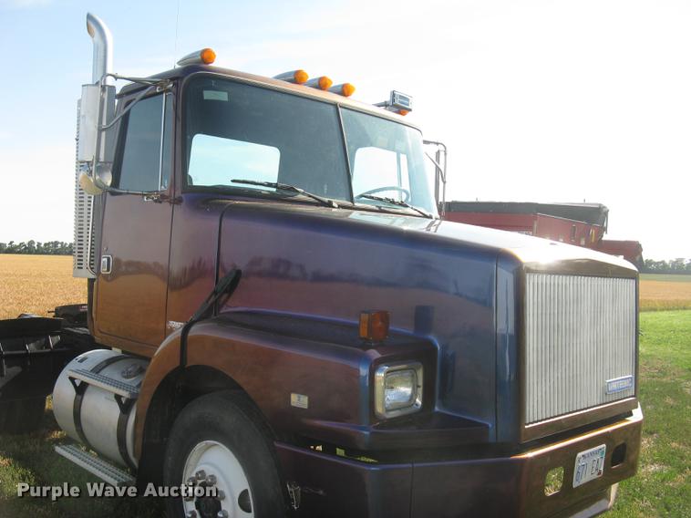 image for item DE2949 1994 White Gmc WG semi truck