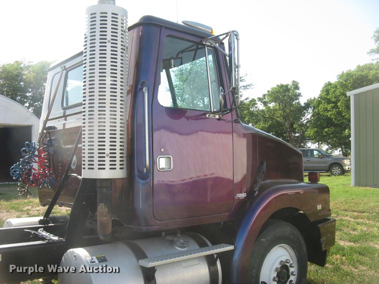 image for item DE2949 1994 White Gmc WG semi truck