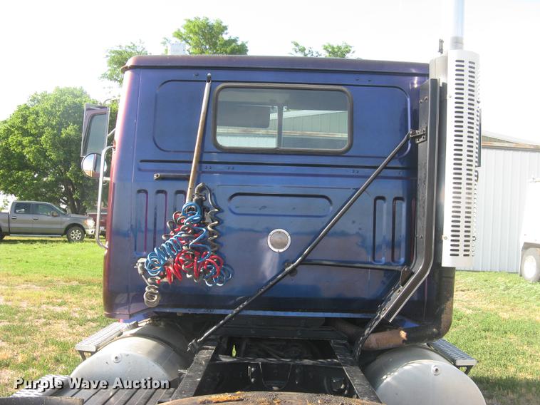 image for item DE2949 1994 White Gmc WG semi truck