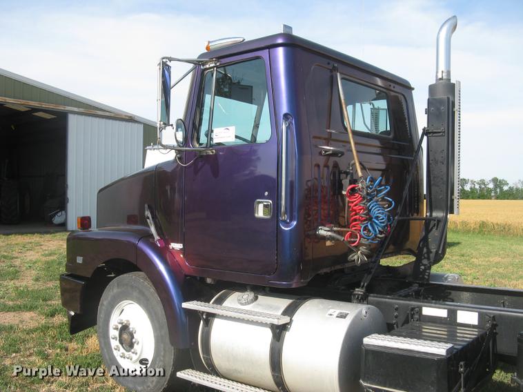 image for item DE2949 1994 White Gmc WG semi truck